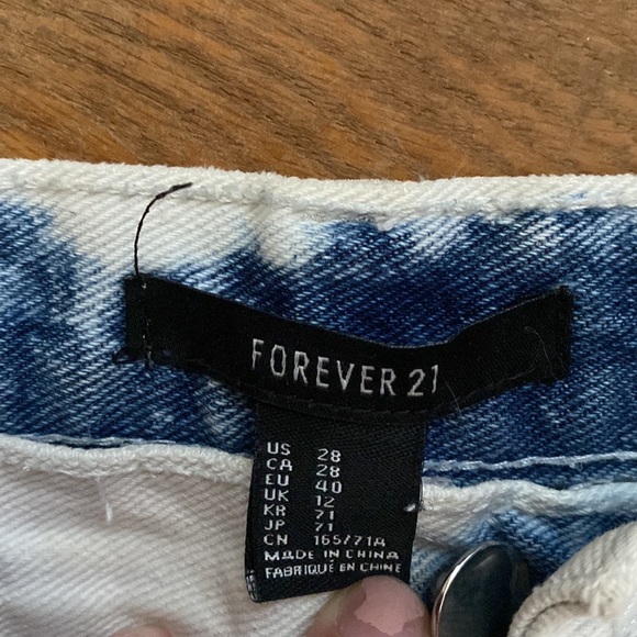 Forever 21 whitewash Jean shorts - Picture 3 of 3